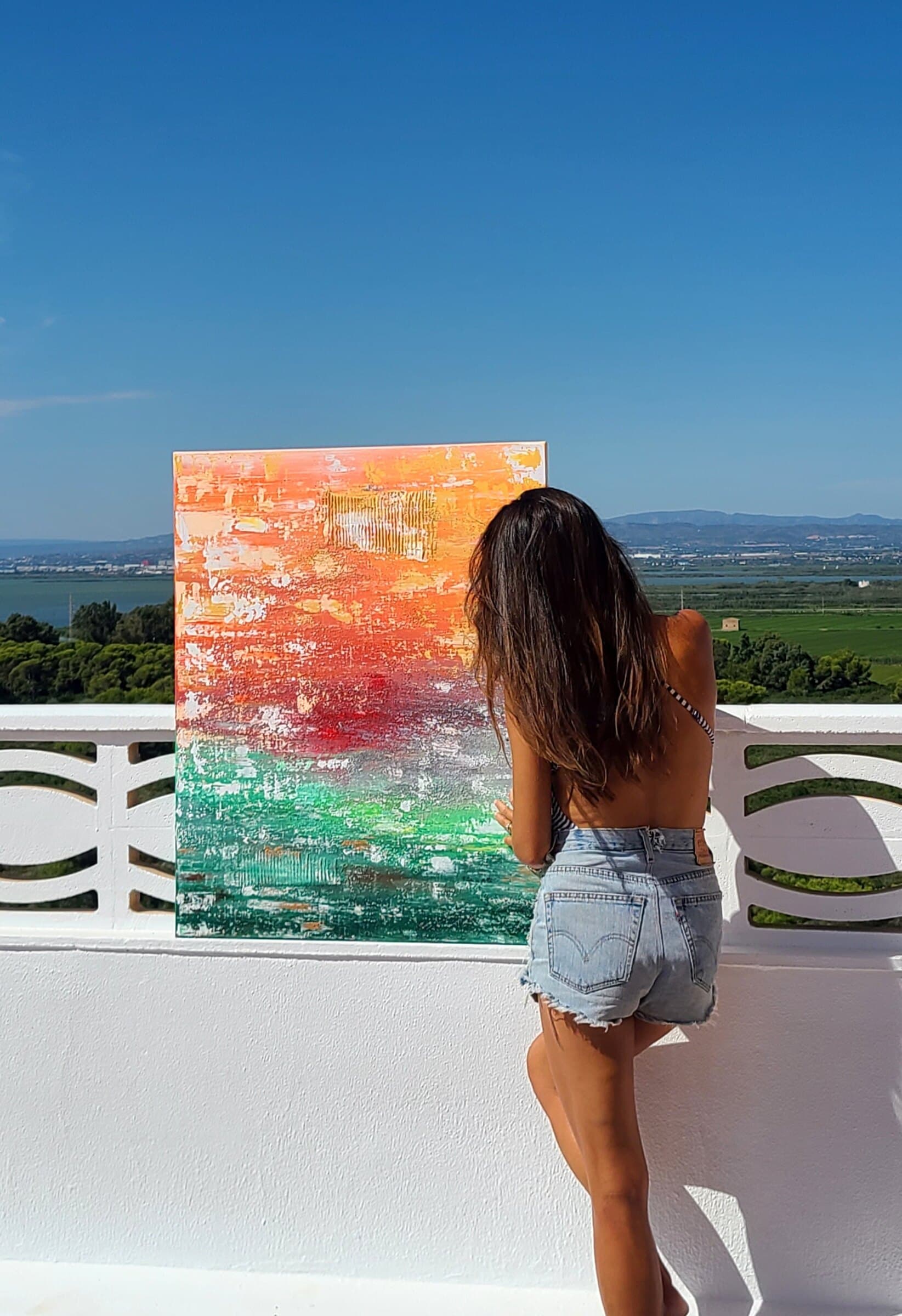 Paula de Motta with an Atardeceres painting overlooking La Albufera