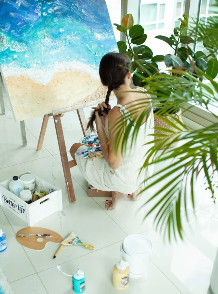 Paula de Motta painting an Ocean work at the easel