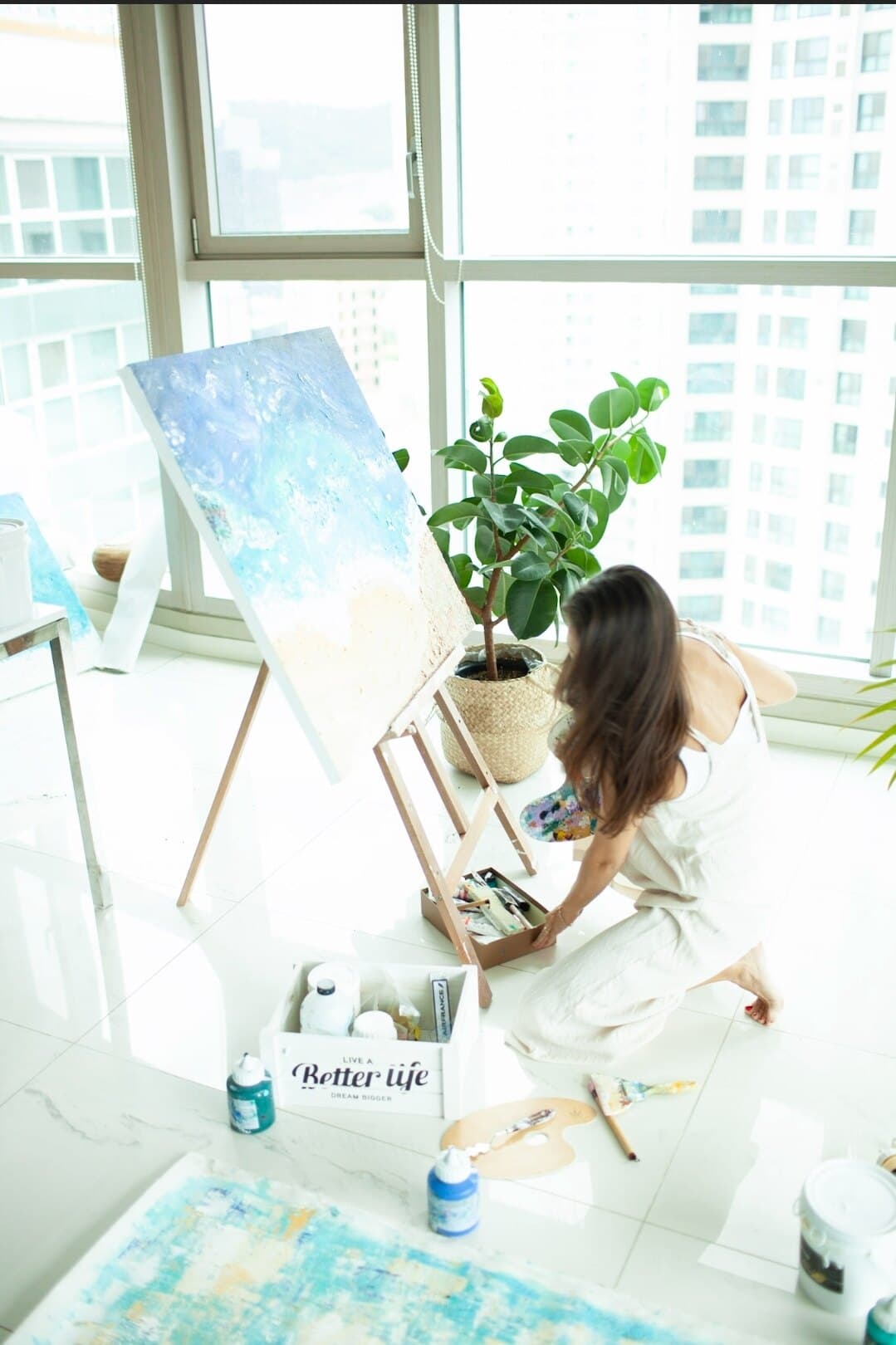 Paula de Motta working in the studio
