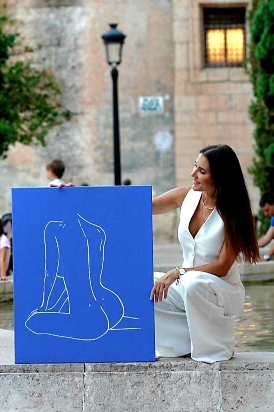 Paula de Motta with a Women collection painting outdoors